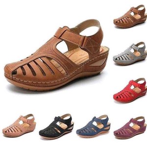 Sandalias de cuña para mujer, novedad 2026, con punta cerrada, recortes perforados, correa ajustable, antideslizantes, cómodas y casuales. - Product Image 1