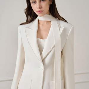 Blazer Femme Jacquard Sable de Bonne Qualité à Manches Longues Coupe Droite Contemporaine à Simple Boutonnage de VN - Product Image 3