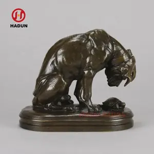 Casa decoração vida tamanho um cão assistindo uma escultura de bronze tartaruga