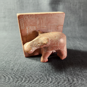 Sujetalibros de elefante de esteatita roja rústica o soporte para teléfono con talla de tejido de cesta. Disponible a precios mayoristas - Product Image 1