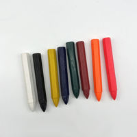 Crayons industriels écologiques jaunes, rouges, bleus, noirs, verts, marqueurs de peinture, crayons de construction pour projets durables