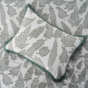 Bajo MOQ OEM 100% poliéster Natural lujo verde Jacquard recortado hoja patrón edredón conjunto con diseño de borde - Product Image 1