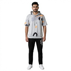 Ensemble 2 pièces streetwear pour homme : sweat à capuche tricoté décontracté à manches courtes, coupe oversize avec imprimé graphique et pantalon de jogging - Product Image 1