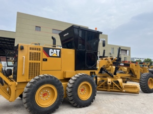 Niveleuse routière Cat 140H d'occasion à faible nombre d'heures de fonctionnement, machine d'origine, pièces détachées complètes, niveleuse robuste pour projets d'infrastructure. - Product Image 1