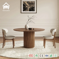 Table à manger ronde en chêne avec plateau en marbre cannelé vertical, base sur piétement, finition dorée antique, mobilier de salle à manger de luxe moderne pour hôtel