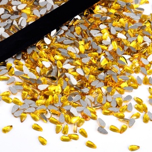 Strass en verre OLeeya Nailart, formes multiples, fuchsia intense, en forme de goutte, à dos plat, pour la décoration des ongles et du maquillage - Product Image 3