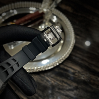 La montre de style rock la plus luxueuse en or avec tourbillon RM 66 "Devil's Horn" en fibre de carbone, édition limitée.