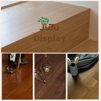 Parquet massif en teck, panneaux carrés géométriques, incrustations claires au centre, grain doré chaud, pour projets résidentiels