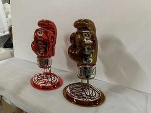 Nuevos Diseños de Esculturas de Fibra de Vidrio Hechas a Medida, Guantes de Boxeo de Resina para Decoración de Mesa, Escultura Plateada - Product Image 3