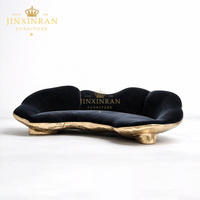 Canapé de luxe en velours noir artistique avec base en métal martelé doré, design nuage ondulé, pour salon, villa, hôtel, ou salle de séjour