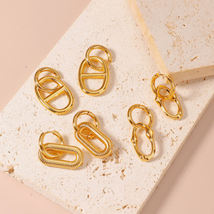 Boucles <span class=keywords><strong>d</strong></span>'oreilles en acier inoxydable plaqué <span class=keywords><strong>or</strong></span> 18 carats, design simple et tendance, mini-cœur mignon, motif géométrique à la mode pour la vente en gros - Product Image 2