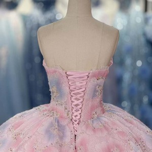 ชุดราตรีงาน Quinceanera รุ่น Dy6993 สีชมพูลายดอกไม้ แบบเกาะอก คอรูปหัวใจ ประดับกลิตเตอร์ กระโปรงบานระบายชายระบาย  พร้อมชายกระโปรงสั้นแบบ Train ยี่ห้อ Jancember - Product Image 6