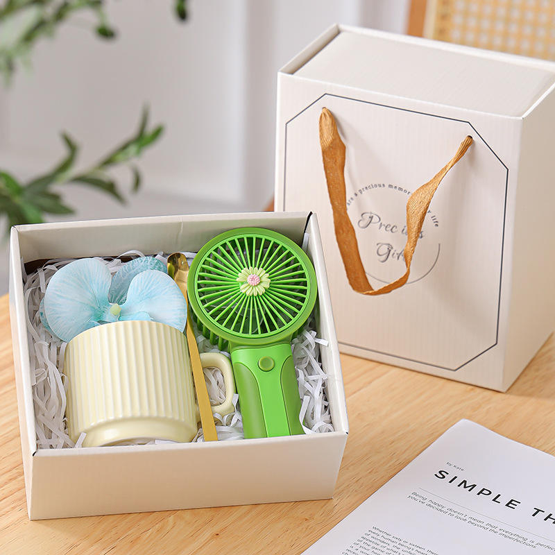 Coffret cadeau tasse rayée beige + éventail
