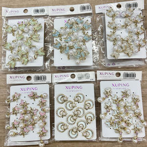 بيع بالجملة مجوهرات أحجار ملونة مطلية بالذهب من جينجينج وقلب زهور كورية للنساء أقراط - Product Image 1