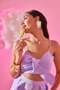 Conjunto de Dos Piezas para Mujer con Top con Detalle de Lazo y Pantalones Cruzados, Atuendo Elegante con Diseño Moderno y Cómodo - Product Image 3