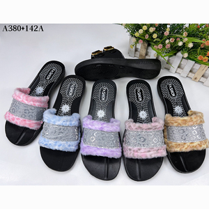 รองเท้าแตะขนเทียมแบบเปิดนิ้วเท้าสำหรับผู้หญิงรองเท้าแตะกลางแจ้งกันลื่นน้ำหนักเบาสำหรับเด็กทันสมัย - Product Image 1