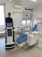 Robot de service de livraison de nourriture MiCity, nouvelle arrivée, robot de restaurant à chargement automatique, avec écran publicitaire de 15,6 pouces et capacité de charge de 40 kg.