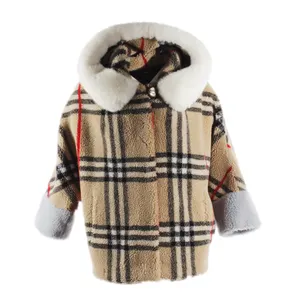 2023 estilo europeo invierno mujer Check Artificial Faux Fur raya entrecruzada letra Teddy Shearling chaqueta con capucha abrigo con piel