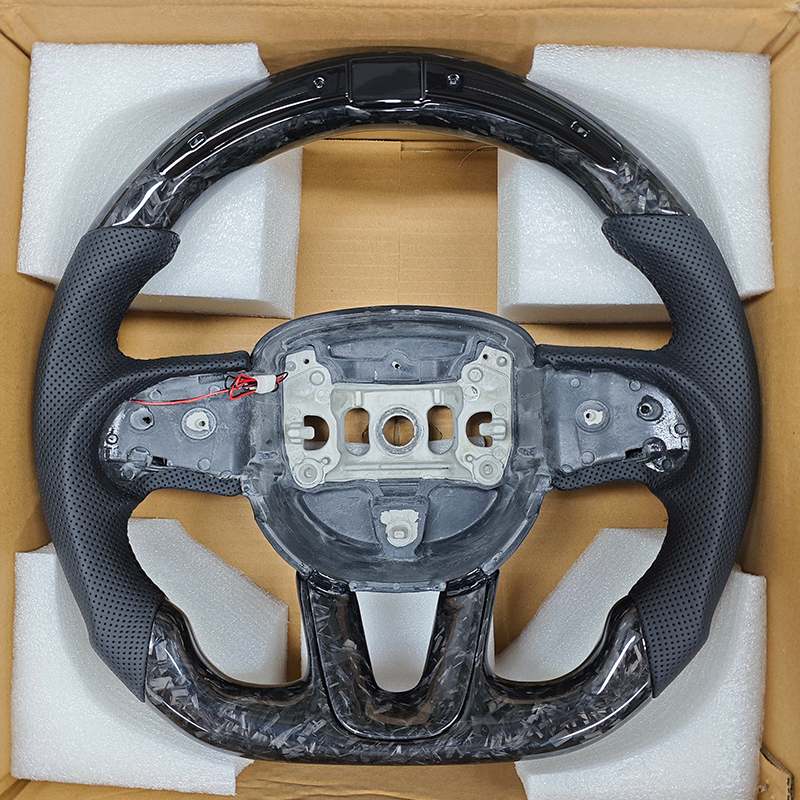 Cuir semi-perforé + Carbone forgé + LED