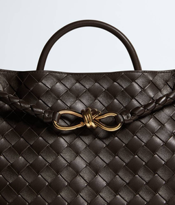Sac à main Bottega BV Andiamo en cuir Intrecciato souple avec détail de nœud signature et bandoulière coulissante Veneta - Product Image 3