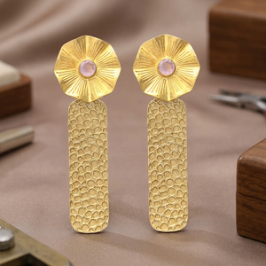 Juego de Pendientes de Compromiso y Boda con Diseño Único en Forma de Arquitectura Étnica, Chapados en Oro, con Gemas Hidroponíacas Rosas - Product Image 4