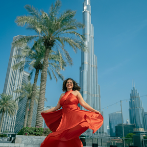 Impresionante Vestido Maxi Rojo Vibrante de Satén con Cuello Halter y Espalda Descubierta, Fluido y con Movimiento, para Mujer, Elegante Vestido de Noche sin Mangas - Product Image 1