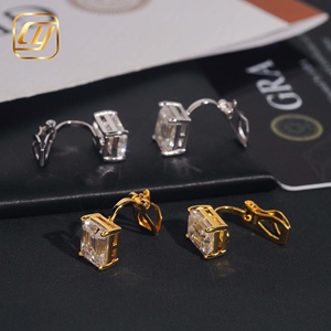 Boucles d'oreilles classiques en moissanite taille brillant VVS, en argent 925 plaqué or 18 carats, sertissage griffe géométrique, unisexe, pour usage quotidien - Product Image 4