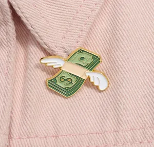 Le nouveau manteau de col à broche fixe en alliage de niche de style monétaire ailé avec corsage décoratif personnalisé