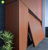 Porte de garage électrique en aluminium invisible avec grille, installation réussie