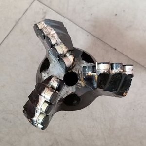 ดอกสว่านเจาะหินสเตนเลสแบบขึ้นรูป 3 ใบมีด ขนาด 153 มม. ยี่ห้อ TERUIFEIKE พร้อมหัวตัด PDC ขนาด 8 มม. สำหรับงานขุดเจาะแร่ประสิทธิภาพสูง - Product Image 2