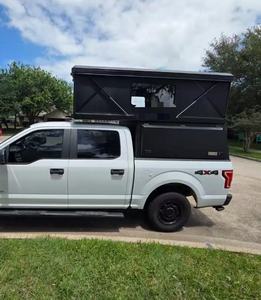Tenda da Tetto per Camper 4x4 Aggiornata con Finestre Panoramiche, Guscio Utilitario con Porta Apribile in Vetro Temperato, Mini Pieghevole per 4 Persone - Product Image 1