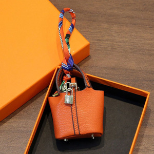 โรงงานขายส่งพวงกุญแจกระเป๋าหนัง PU ขนาดเล็ก น่ารัก หลายสี จัดจำหน่ายจำนวนมาก ใช้เป็นจี้ห้อยกระเป๋า - Product Image 4