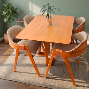 Elegante Juego de Comedor Minimalista de Madera con Cuatro Sillas con Respaldos Curvos - Product Image 2