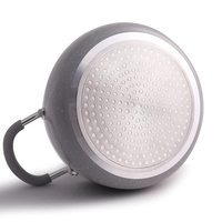 Friteuse en aluminium légère et durable avec deux oreilles, sans couvercle et adaptée aux cuisinières à induction.