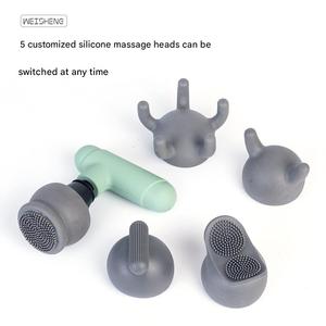 El masajeador <span class=keywords><strong>de</strong></span> pistola fascial cuenta con 5 cabezales <span class=keywords><strong>de</strong></span> silicona intercambiables que garantizan un funcionamiento silencioso durante las sesiones <span class=keywords><strong>de</strong></span> masaje - Product Image 4