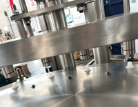 Machine de remplissage et de bouchage automatique de sachets à bec verseur avec alimentateur de sacs pour ketchup, confiture, jus, yaourt, détergent, emballage Doypack