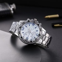 Montre pour homme avec un grand cadran, un bracelet en acier et un mouvement à quartz, style décontracté-affaires, dotée de trois sous-cadrans.
