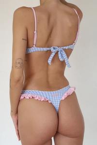 Ensemble de bikini bleu à carreaux pour femmes, avec haut bandeau à volants roses et bas string - Product Image 3