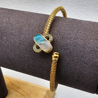 Bracelet en maille à texture radiale Art Déco en turquoise avec procédé de résine époxy bicolore, forme de clic en papier, bijoux élégants pour un usage quotidien