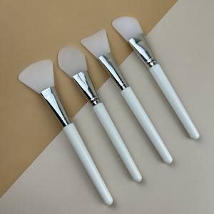 Pinceau applicateur de masque facial en silicone avec manche en plastique, doux pour les masques de nuit et les masques à la boue - Product Image 3