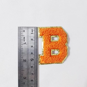Chenille brodé patchs fournisseur personnalisé orange couleur paillettes serviette broderie lettre patchs pour vêtements Alphabet patchs - Product Image 5