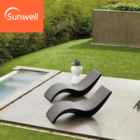 Chaise longue de luxe en rotin PE en forme de S avec dossier en osier et structure en aluminium pour piscine et plage