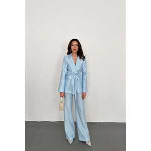 Conjunto de Chaqueta y Pantalones con Cinturón Azul Estilo Ejecutivo para Mujer, Atuendo Brillante y Moderno para Verano - Product Image 5