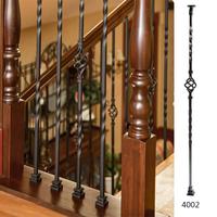 Balustres et poteaux d'escalier en fer forgé noir ajouré, design double torsion, résistants à l'eau et à la rouille, à fixation au sol pour villa