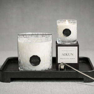 เทียนหอม AIKUN ขายส่งในขวดแก้วสีม่วง ผลิตจากขี้ผึ้งถั่วเหลืองธรรมชาติ ให้ความหอมยาวนาน เหมาะสำหรับโรงแรมและบ้านพักอาศัย - Product Image 1