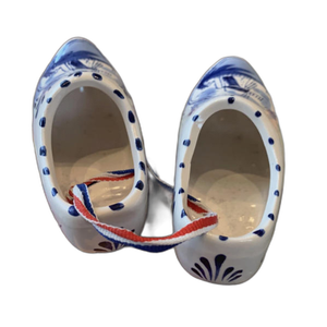 Miniature en porcelaine peinte à la main, sabots hollandais, bleu de Delft, moulin à vent - Product Image 3