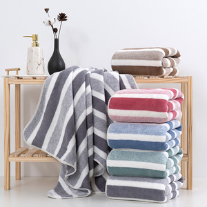 Serviette de bain en polaire corail rayée 140x70cm, épaisse, douce, absorbante, sans peluches, pour usage domestique, taille adulte, rectangulaire - Product Image 2