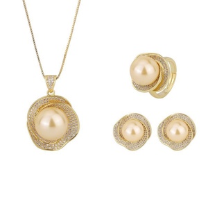 Wholesale Eco-friendly Copper 18K Gold Plated Geometric Shell Pearl Bridal Flower Pendant and <b>Earrings</b> Jewelry <b>Set</b> for Wedding - Product Image 1