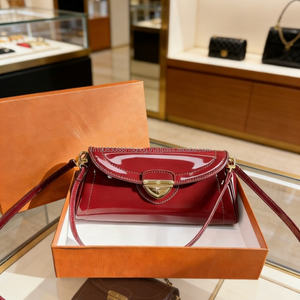 Sac à bandoulière vintage de créateur pour femme en cuir verni avec logo embossé et fermeture à rabat, idéal pour l'été – Vente en gros - Product Image 5