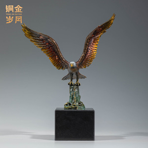 Sculpture d'aigle en laiton avec ailes écartées, style traditionnel, décoration de bureau, cadeau d'affaires, par Atelier d'Art en Cuivre - Product Image 4